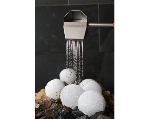 Aufguss Eiskugel von Saunagut mit Regenkelle